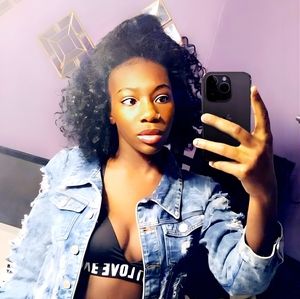 Meet your Posher, Dominique